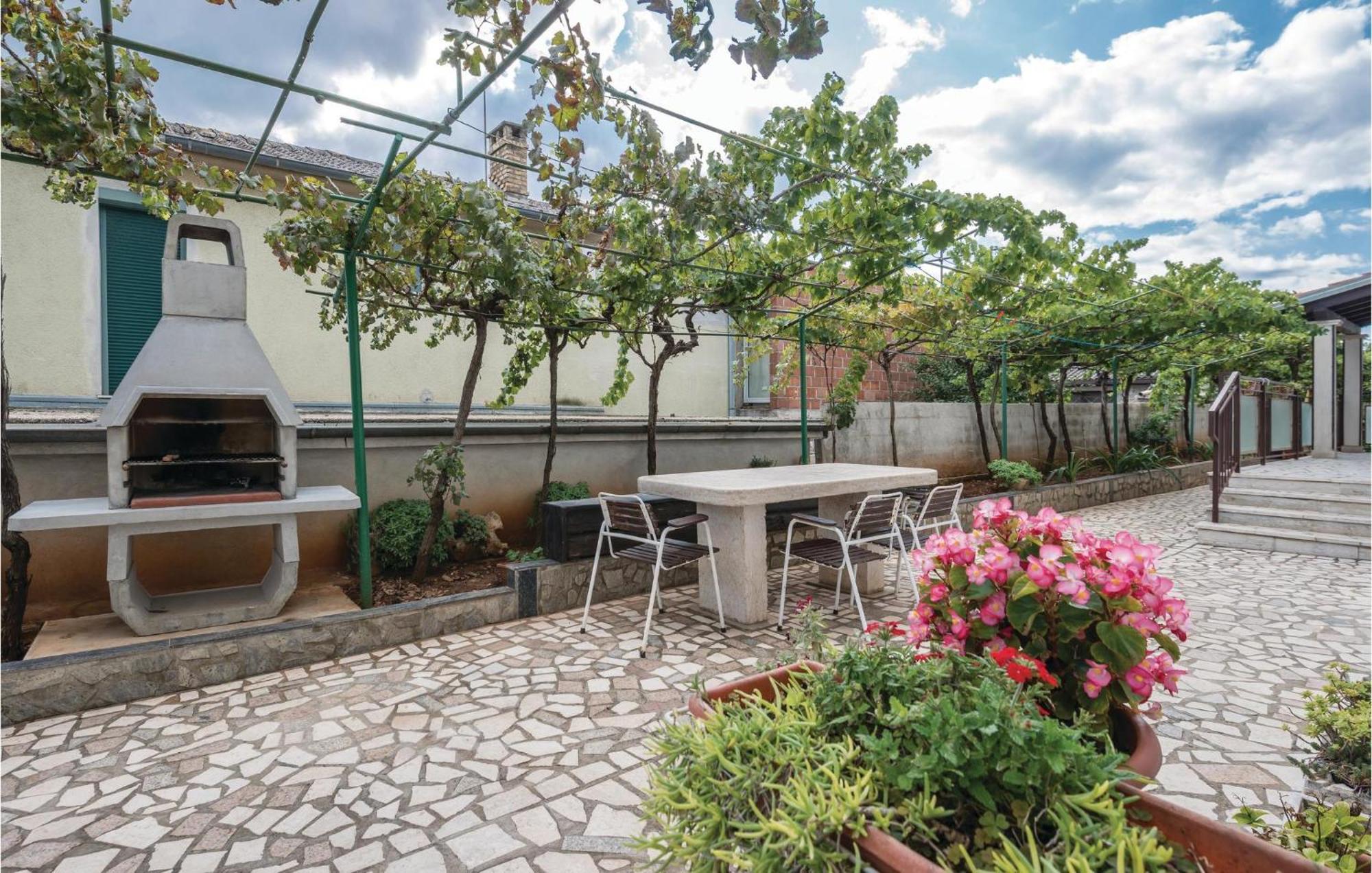 1 Bedroom Cozy Apartment In PUY 외부 사진