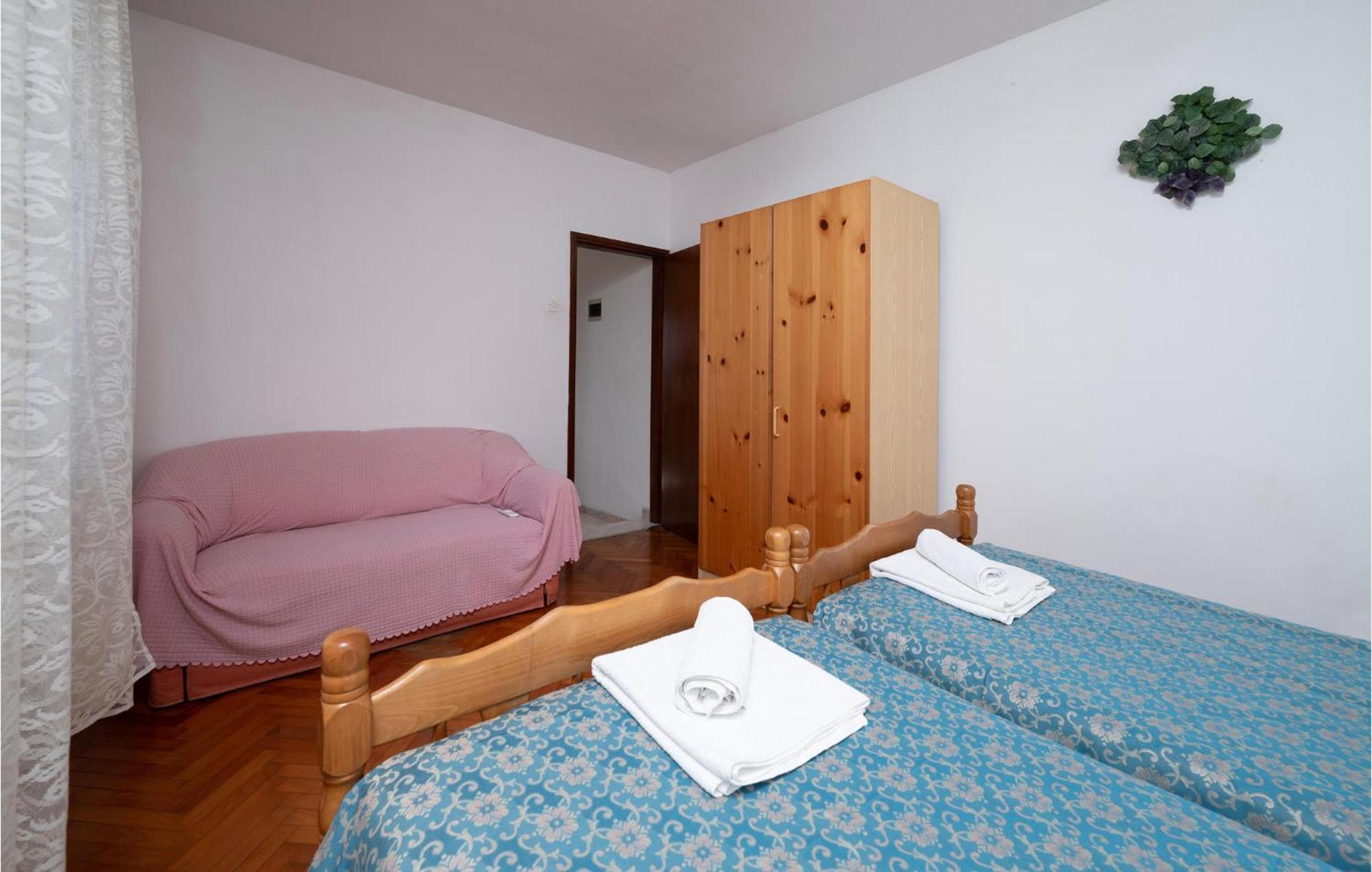 1 Bedroom Cozy Apartment In PUY 외부 사진